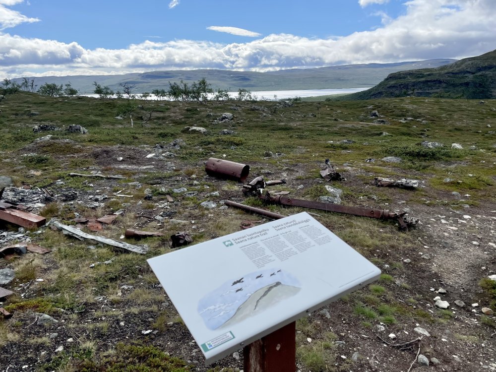 Maahan pudonneen junkers pommikoneen jäänteitä Saanan rinteillä han pudonneen junkers hävittäjäkoneen jäänteitä Saanan rinteillä