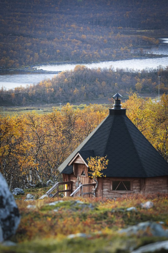 Saanan kota Saanan rinteillä ruska-iltana värikkäässä tunturimaisemassa