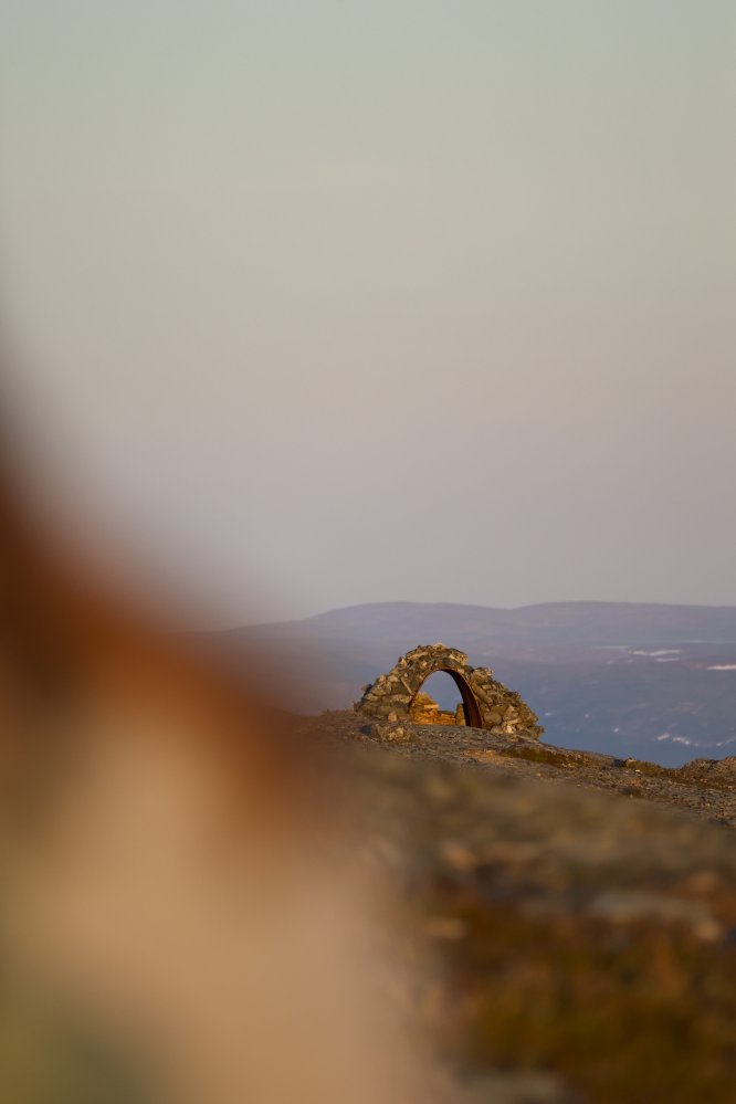 Kuvassa näkyy kauempana Saanalla sijaitseva kaareva peltinen sodanaikainen saksalaisten tähystyspaikka