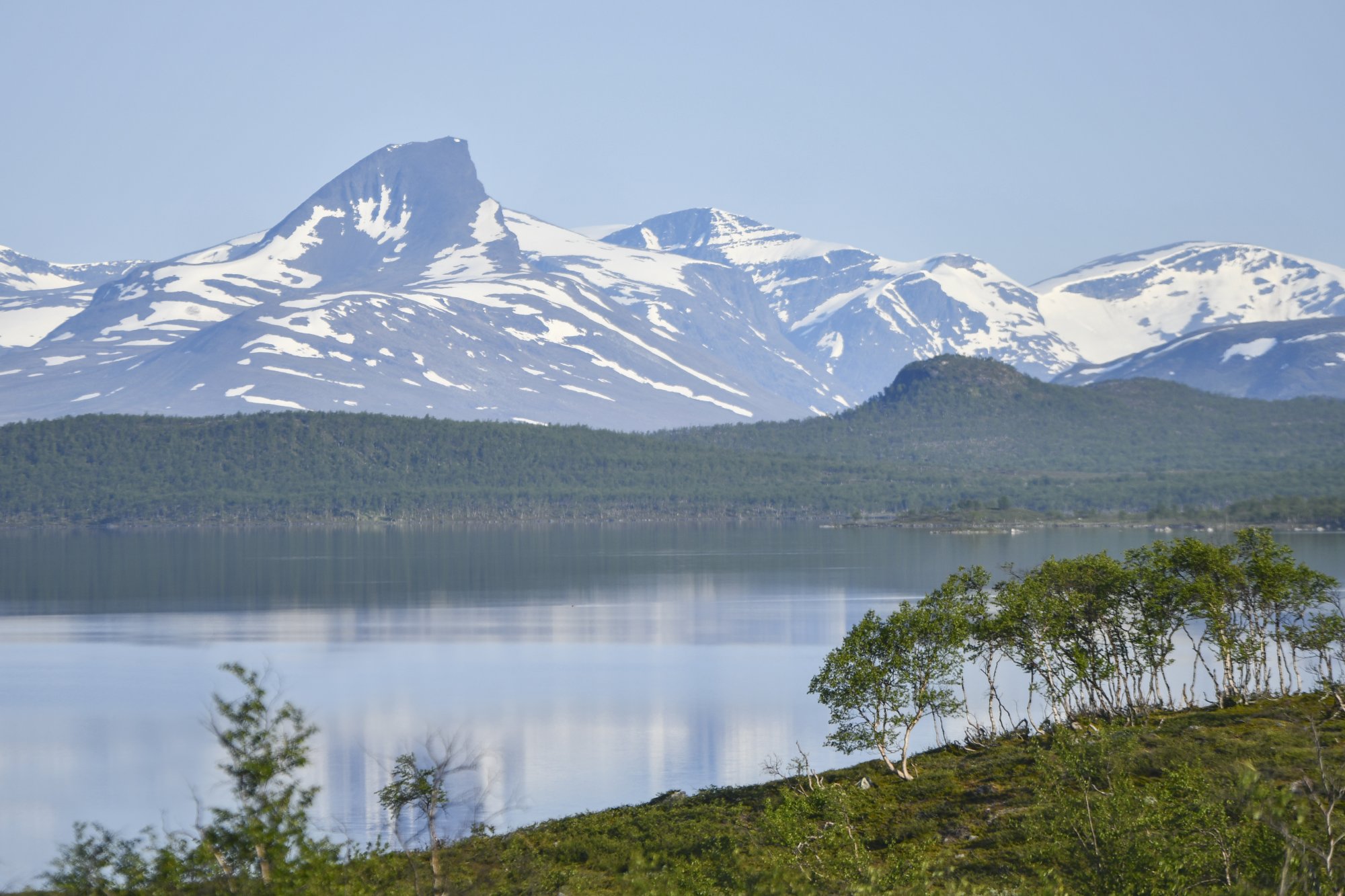 Barras, tai Paras tunturi kuvattuna heinäkuisena hellepäivänä täysin tyynen Kilpisjärven takana